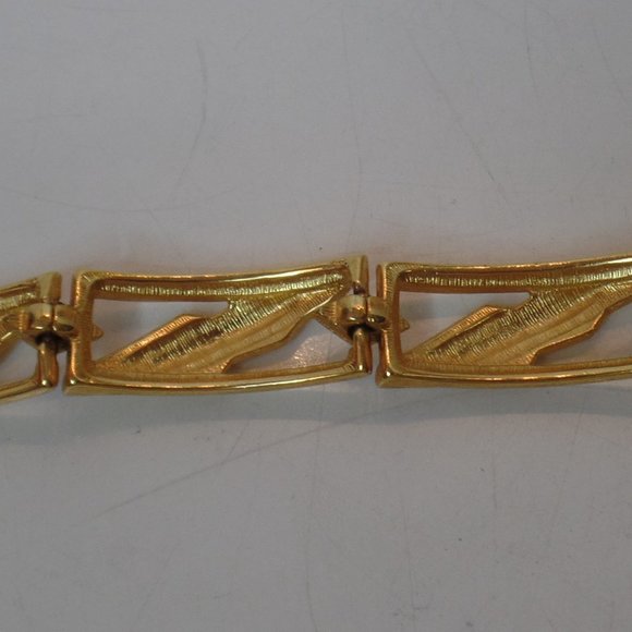 Vintage Monet Bracelet  Gold Tone Links Leaf Design Cutouts 7" Fold Over Clasp - Picture 7 of 10